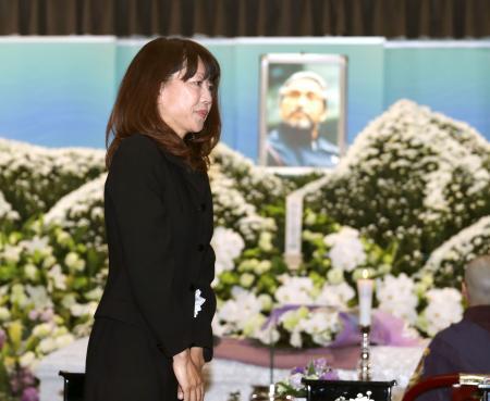 　小出義雄さんの葬儀・告別式で弔辞を述べた高橋尚子さん＝２９日午前、千葉県佐倉市