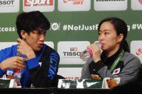 　混合ダブルスで銀メダルを獲得した吉村真晴（左）と石川佳純