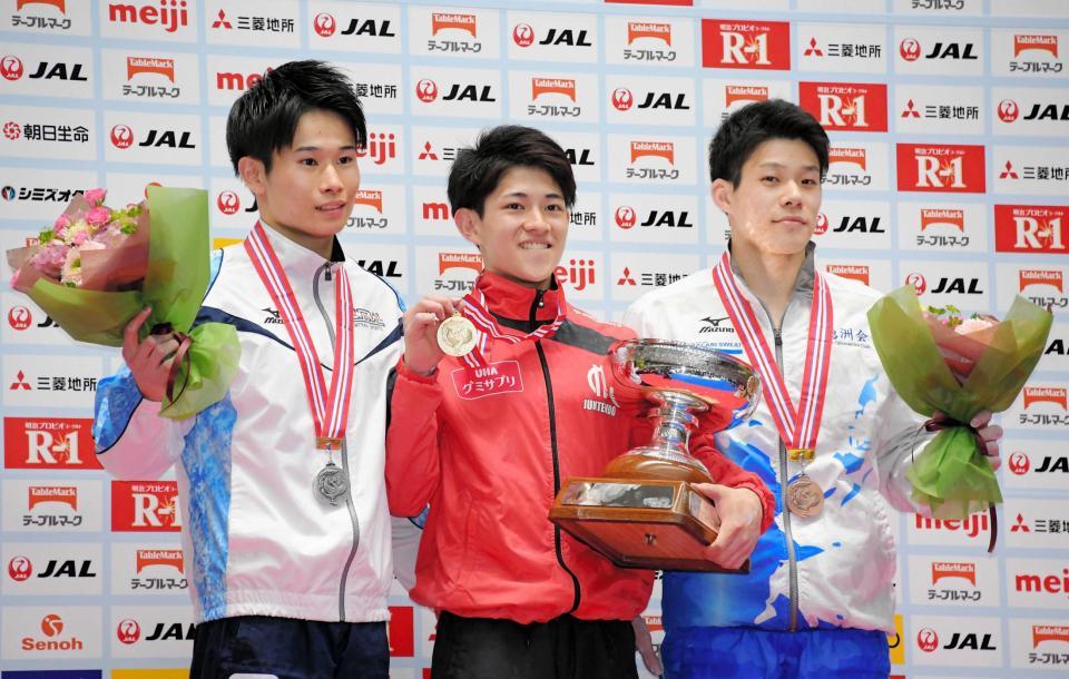 　全日本体操個人総合選手権の（左から）２位の萱和磨、優勝の谷川翔、３位の武田一志