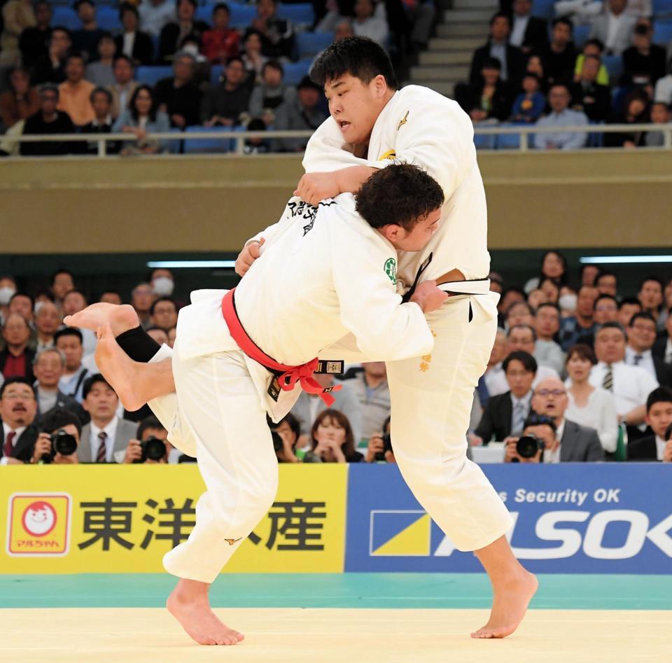 準決勝でウルフ・アロン（左）に敗れた小川雄勢＝日本武道館（撮影・中田匡峻）