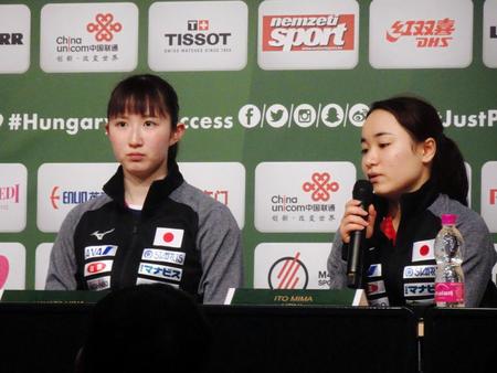 　決勝で中国ペアに敗れ、銀メダルとなった早田ひな（左）と伊藤美誠