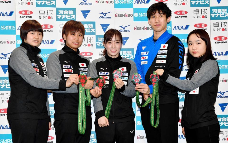 　帰国会見でメダルを披露する（左から）橋本帆乃香、佐藤瞳、石川佳純、吉村真晴、伊藤美誠（撮影・西岡正）