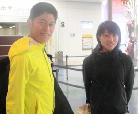 　バンクーバー・マラソンに出発する川内優輝（左）と婚約者の水口侑子さん