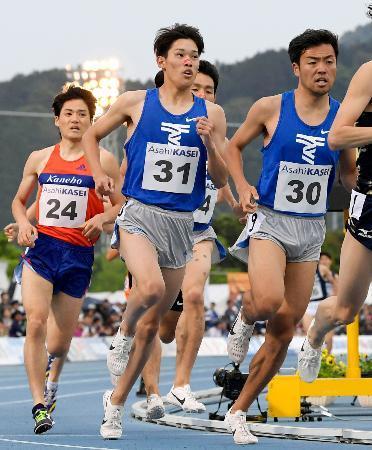 　男子１５００メートル　力走する飯沢千翔（３１）＝延岡市西階陸上競技場