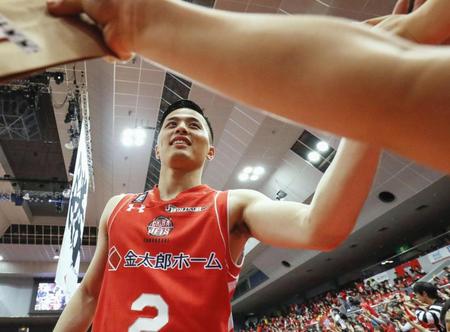 　準決勝第１戦で先勝し、観客とハイタッチする千葉・富樫＝船橋市総合体育館