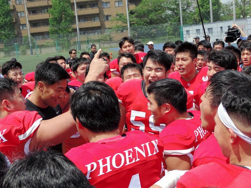 　試合前に円陣で気勢を上げる日大の選手たち。ＤＬ宮川（中央左から２人目の黒いシャツ）は負傷のため欠場