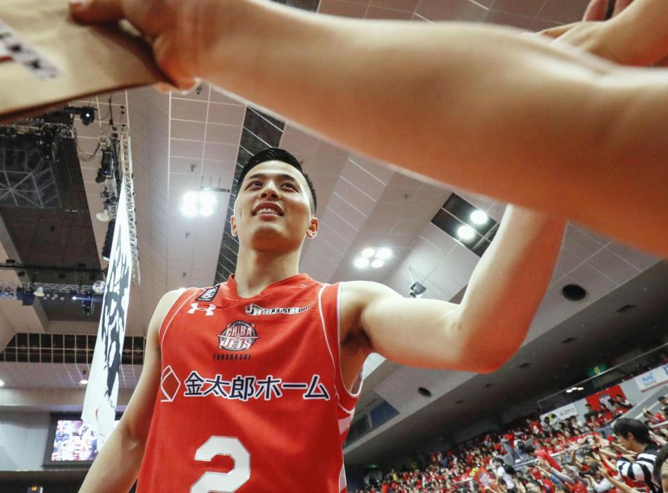 　準決勝第１戦で先勝し、観客とハイタッチする千葉・富樫＝船橋市総合体育館