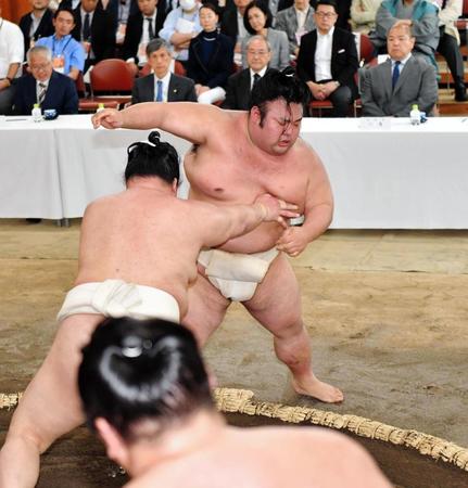 　豪栄道（左）に押し出される貴景勝（撮影・西岡正）