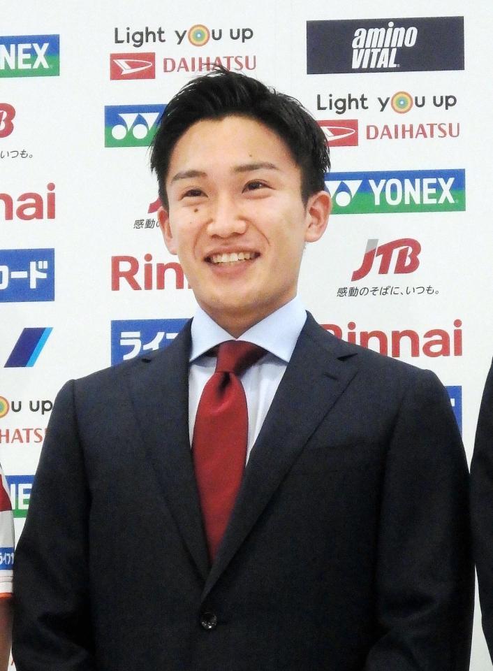 日本代表オフィシャルスーツに身を包む桃田賢人