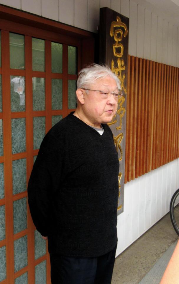 部屋の前で囲み取材に応じる宮城野親方