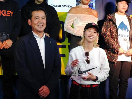 　ムラサキスポーツチャンピオンズパーティーで表彰されたスケートボード世界選手権優勝の西村碧莉