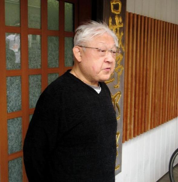 　部屋の前で囲み取材に応じる宮城野親方