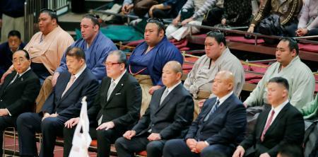 　土俵祭りに臨む（後列右から）鶴竜、豪栄道、貴景勝ら＝１１日、両国国技館