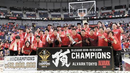 　連覇を果たし、ゴール下でポーズを決めるアルバルク東京の選手たち（撮影・中田匡峻）