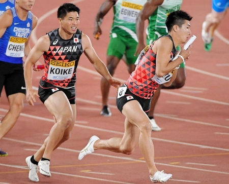 　男子４００ｍ予選　小池祐貴からバントを受け取るアンカーの桐生祥秀＝日産スタジアム（撮影・堀内翔）