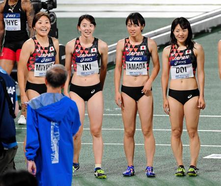 　女子４００ｍ予選を終えた（左から）三宅奈緒香、壹岐いちこ、山田美来、土井杏南＝日産スタジアム（撮影・堀内翔）