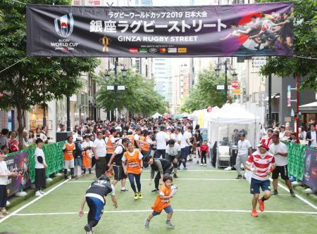 　ラグビーＷ杯日本大会に向けたＰＲイベントで、ストリートラグビーを楽しむ人たち＝１２日午後、東京・銀座