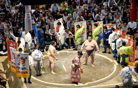 　令和最初の本場所となる大相撲夏場所の初日、たくさんの懸賞が出された貴景勝（右）と遠藤の取組＝１２日、両国国技館