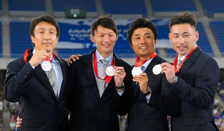 ２００８年北京五輪男子４００ｍリレー、繰り上げで銀メダルを獲得しセレモニーに登場した（左から）朝原宣治、高平慎士、末続慎吾、塚原直貴＝横浜・日産スタジアム（撮影・堀内翔）