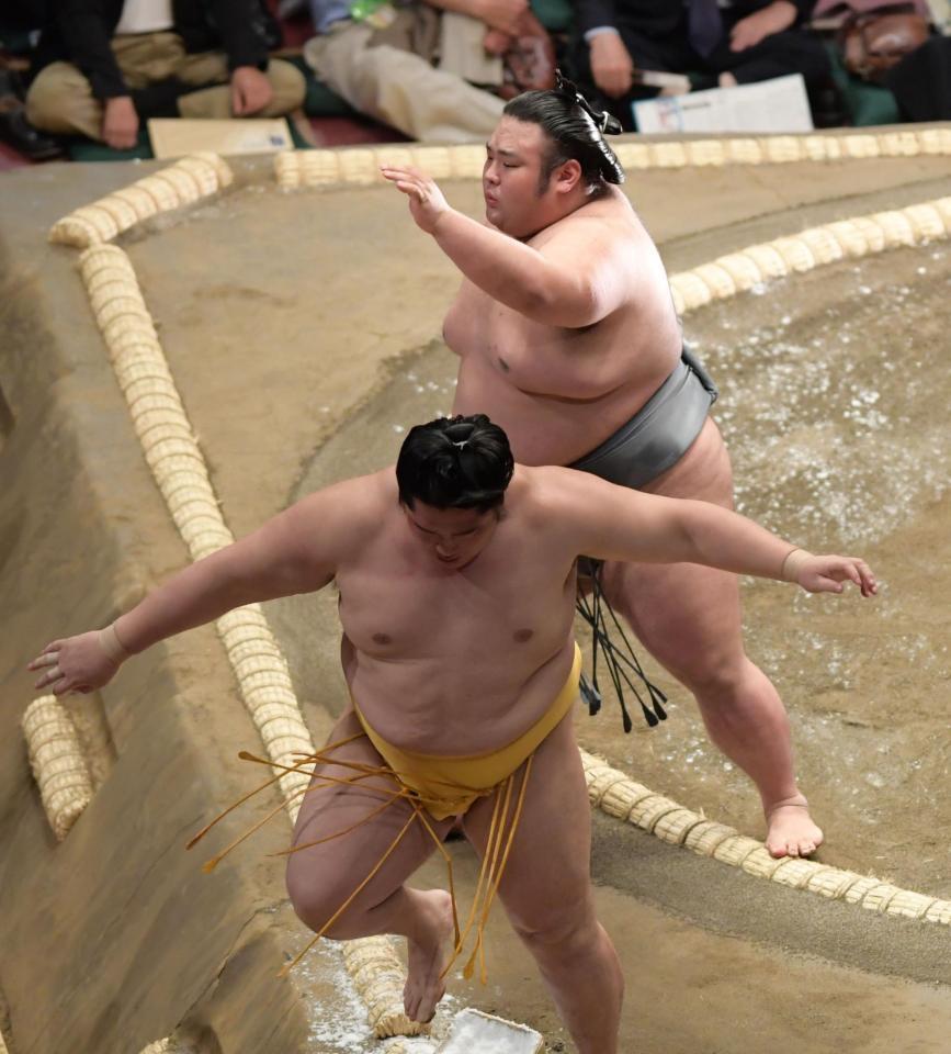 遠藤を押し出しで破る貴景勝＝両国国技館（撮影・金田祐二）