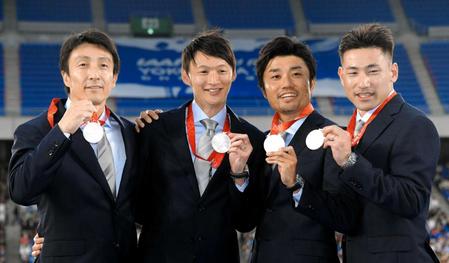 　２００８年北京五輪男子４００ｍリレーで３位から２位と繰り上がりセレモニーで銀メダルを手に笑顔の（左から）朝原宣治、高平慎士、末続慎吾、塚原直貴（撮影・堀内翔）