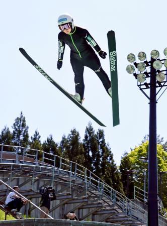 　飛躍練習するノルディックスキー・ジャンプ女子の高梨沙羅＝１３日、秋田県鹿角市