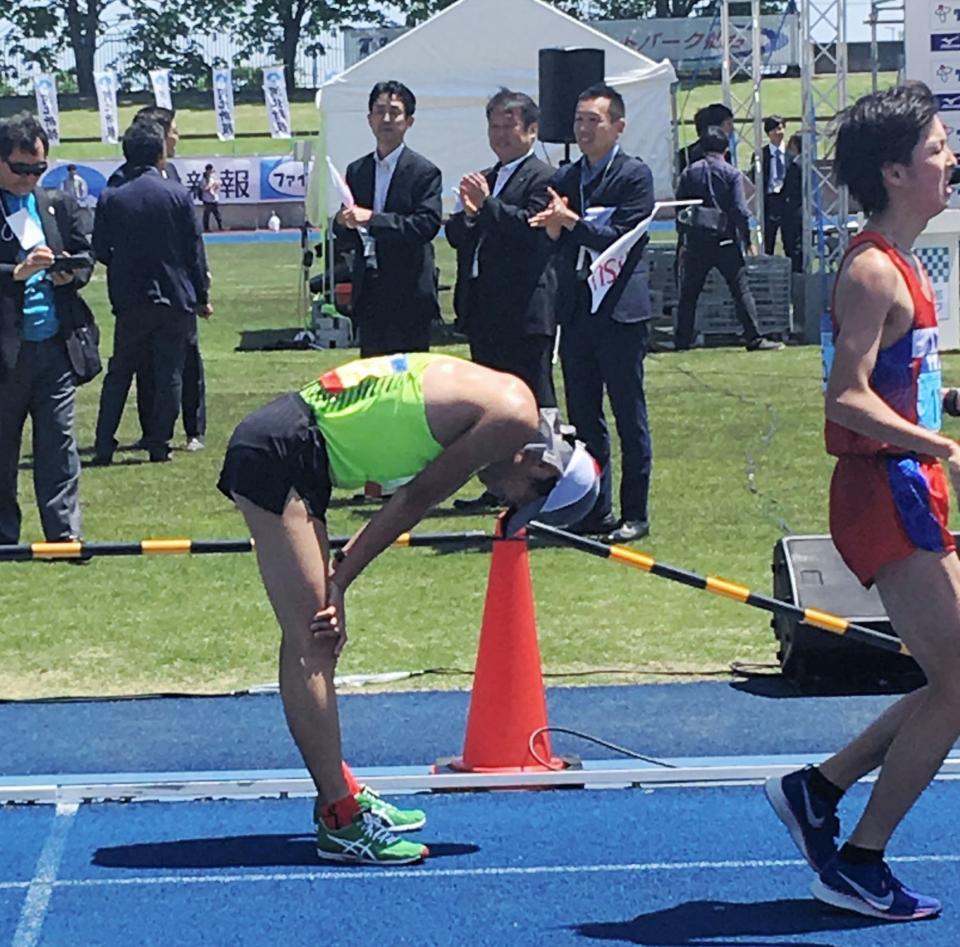 　レースを終え、膝に手をつき苦しそうな表情の川内優輝