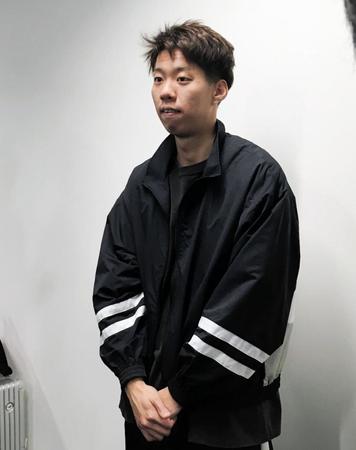 　取材に応じる渡辺一平＝羽田空港