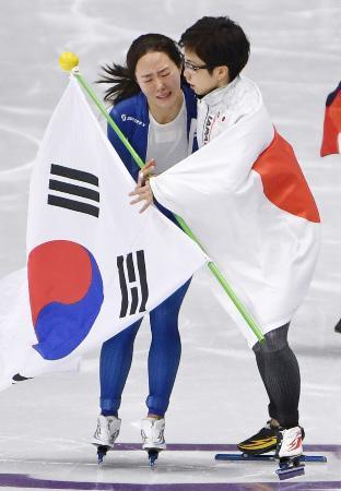 　平昌冬季五輪スピードスケート女子５００メートルのレース後、小平奈緒（右）に抱擁される韓国の李相花＝２０１８年２月（共同）