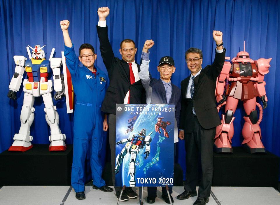 　発表記者会見でポーズをとる（左から）宇宙飛行士の金井宣茂氏、東京五輪・パラリンピック組織委の室伏広治スポーツディレクターら