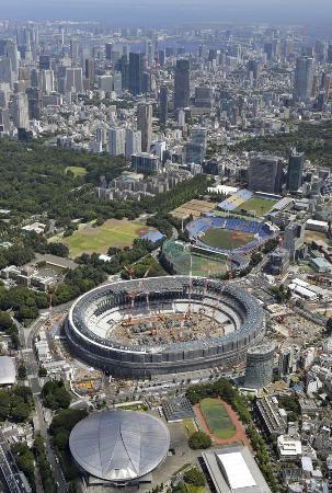　工事が進む新国立競技場（中央）。手前の円形屋根の建物は卓球会場の東京体育館。上は競技会場が集まる臨海部