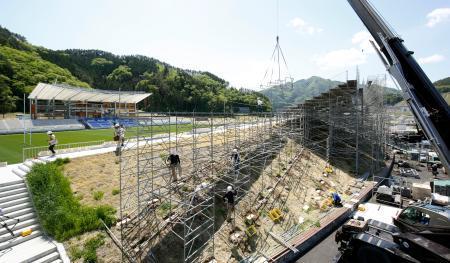 　仮設スタンドの設営状況が公開された「釜石鵜住居復興スタジアム」＝１７日午前、岩手県釜石市