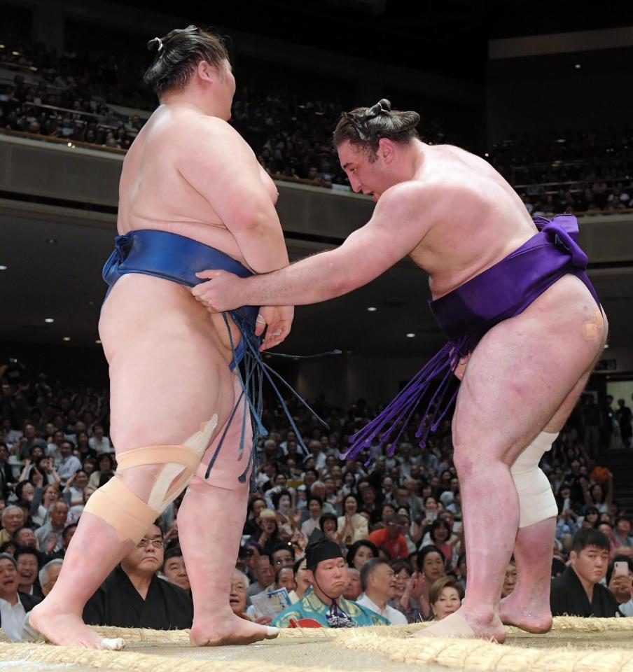 逸ノ城（左）を寄り切りで破り、初日から６連勝の栃ノ心＝両国国技館（撮影・中田匡峻）