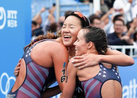 　女子４位でゴールし、上位の米国選手らと喜ぶ高橋侑子（中央）＝横浜市