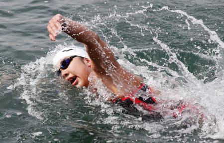 　女子１０キロ　優勝した新倉みなみ＝千葉県館山市の北条海岸