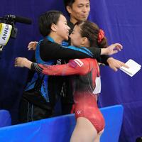 試合後、棄権した村上（左）と抱き合う寺本＝東京都調布市の武蔵野の森総合スポーツプラザ（撮影・出月俊成）