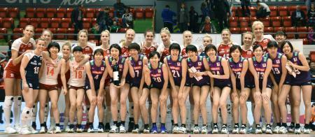 　モントルー・マスターズで準優勝し、表彰式で笑顔を見せる日本の選手たち。後列は優勝したポーランドの選手＝モントルー（共同）