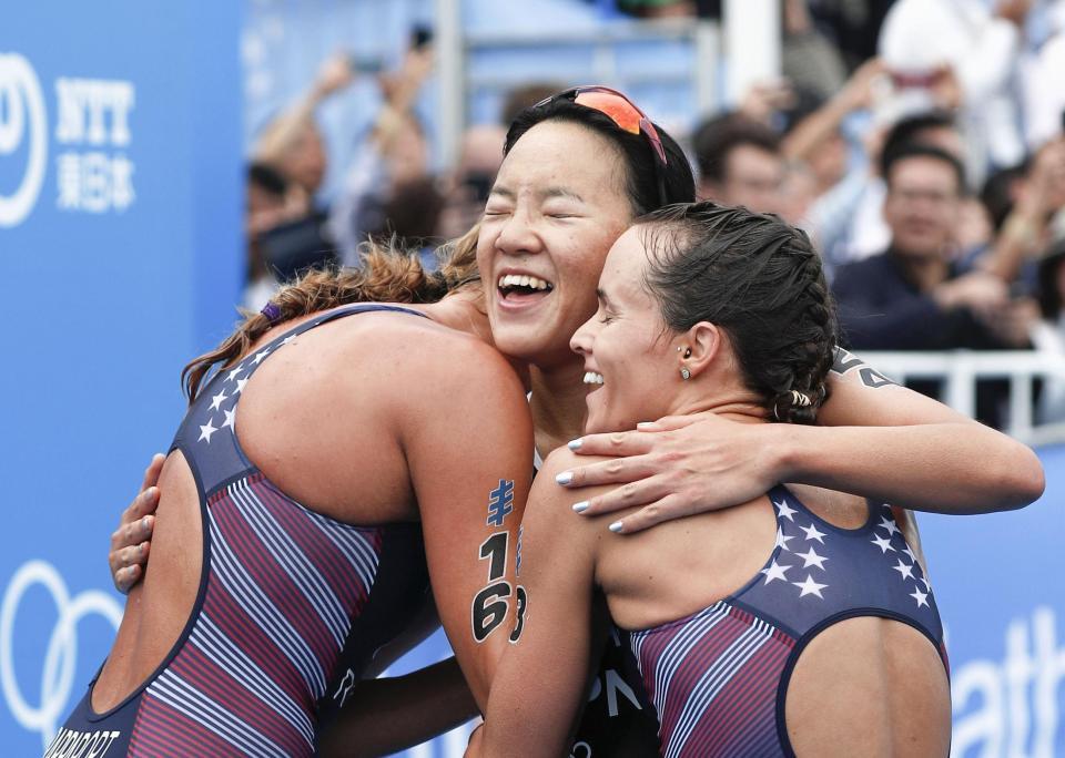 　女子４位でゴールし、上位の米国選手らと喜ぶ高橋侑子（中央）＝横浜市