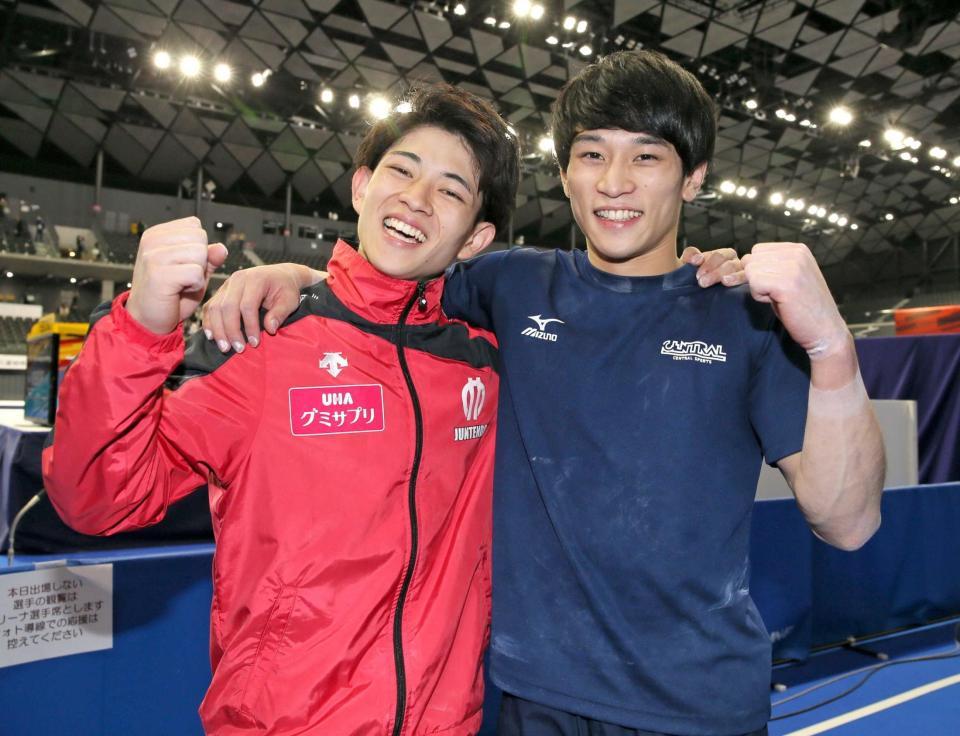 　男子個人総合で優勝し、２位の兄・航（右）と喜ぶ谷川翔