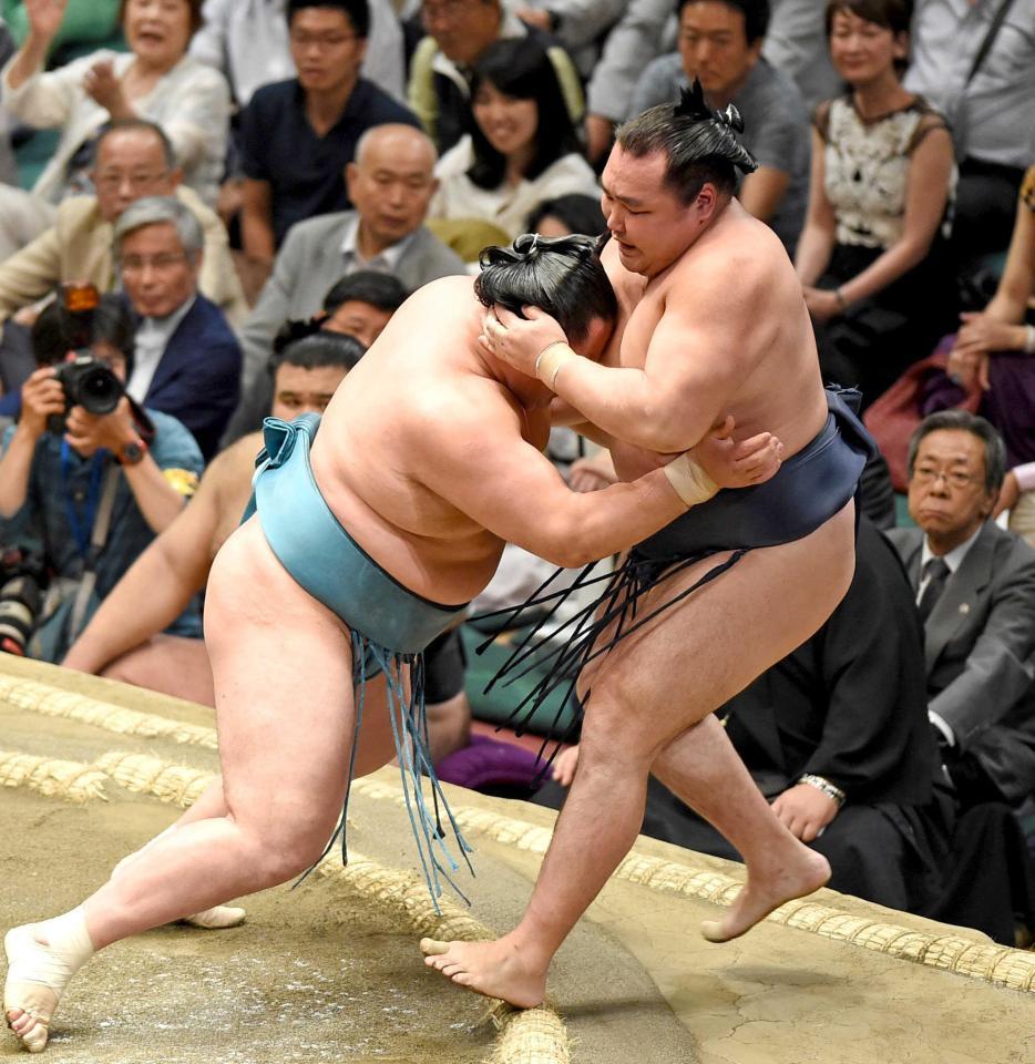 　鶴竜（右）を押し出しで破る玉鷲