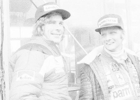 　Ｆ１が日本で初開催された富士スピードウェイでのニキ・ラウダ（右）。左はライバルだったジェームズ・ハント＝１９７６年１０月（ＡＰ＝共同）