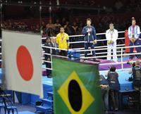 　ロンドン五輪男子ミドル級決勝で金メダルを獲得し「君が代」を聞く村田諒太（中央）＝２０１２年
