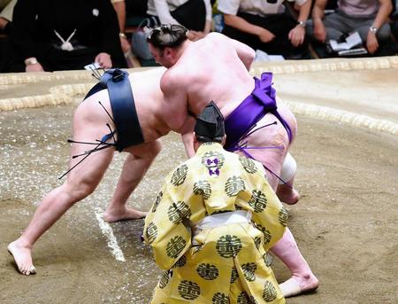 　鶴竜（左）をはたき込みで破った栃ノ心（撮影・開出牧）