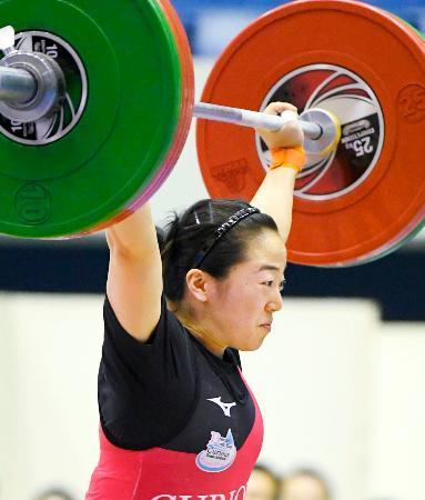 　女子５９キロ級　優勝した安藤美希子のスナッチ＝江刺中央体育館