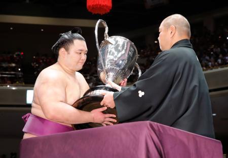 大相撲、Ｖ朝乃山は１２勝３敗 鶴竜は１１勝、栃心１０勝
