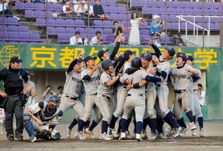 　関西学生野球春季リーグで優勝を決め、喜ぶ立命大の選手たち＝わかさスタジアム京都