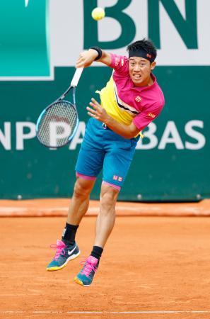 　男子シングルス１回戦　サーブを放つ錦織圭＝パリ（共同）