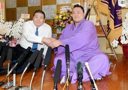 高砂親方（左）と握手を交わす朝乃山＝高砂部屋（撮影・棚橋慶太）