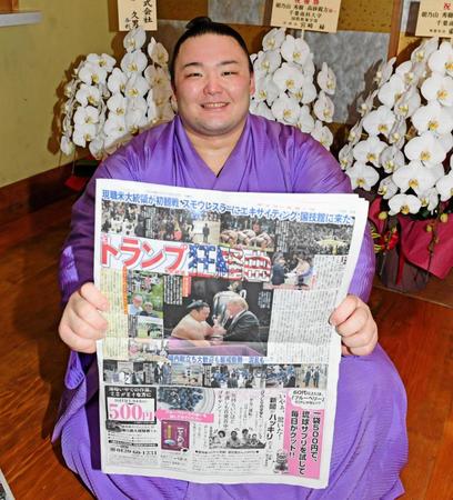 本紙を手に笑顔の朝乃山＝高砂部屋（撮影・棚橋慶太）