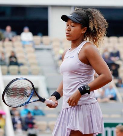 ポイントを奪われ、さえない表情の大坂なおみ（共同）